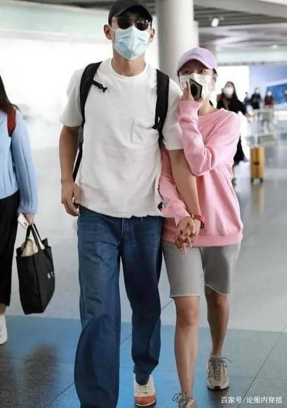 黑色|王彦霖和艾佳妮还挺甜，机场穿搭充满甜蜜感，选择的单品相当低调