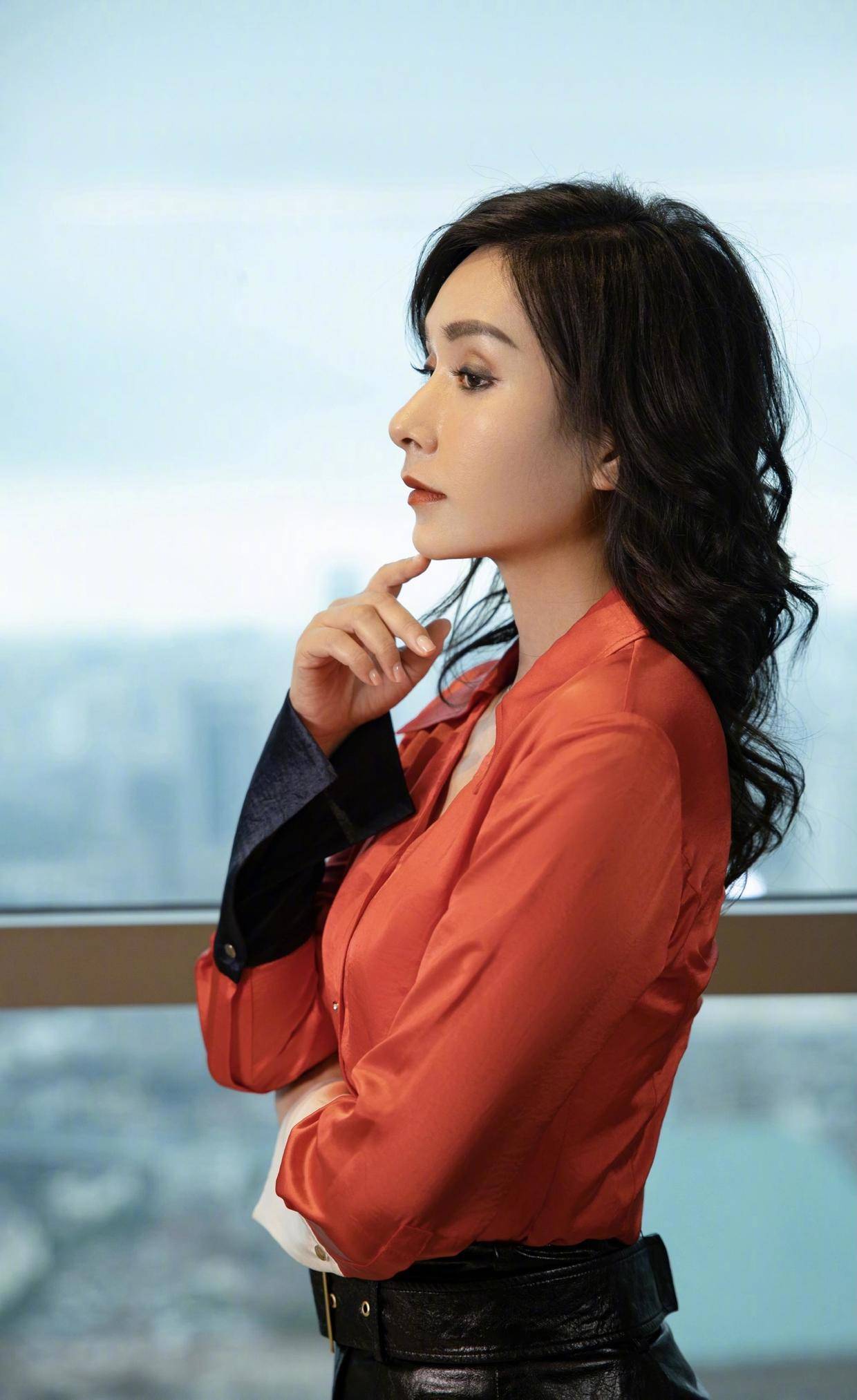 好身材|杨恭如真不像“阿姨辈”，一字肩礼服华丽高级，气场强大不输超模
