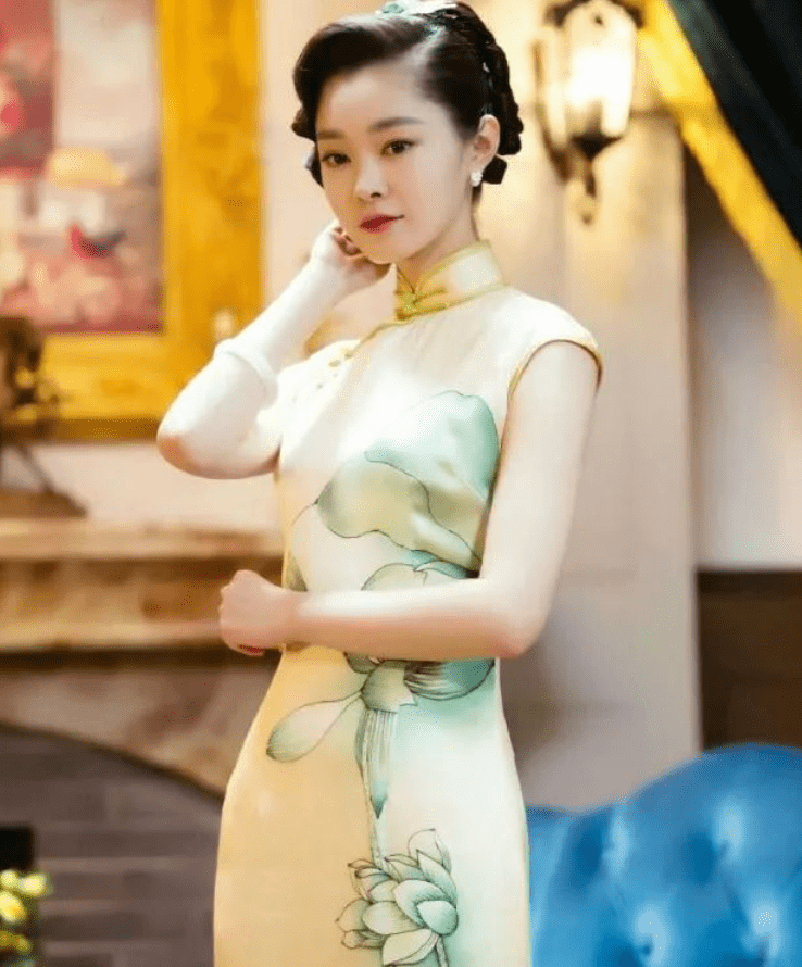 整体|赵本山女儿穿旗袍秀身材，化大浓妆太妩媚，成熟过头反而有些显老