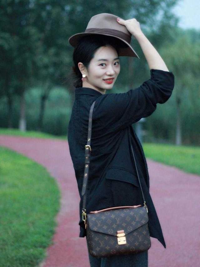 黑色|这是我见过最洋气的通勤穿搭：风衣搭配牛仔裤，很实用又高级洋气