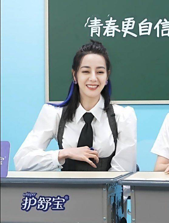 整体|迪丽热巴“蓝色挑染”太惊艳，女团风造型又甜又飒，就是有点显胖