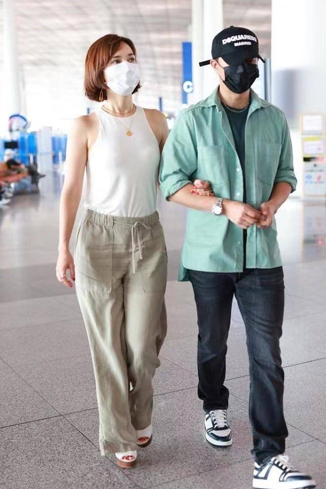 韩庚|卢靖姗机场私服，穿露肩白T勾显好身材，韩庚帮提包让人羡慕