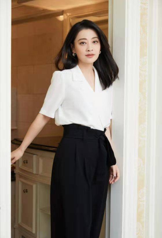 套装|梅婷才是真正的时髦精！穿极简黑白套装不仅不显老，反倒精致又高级