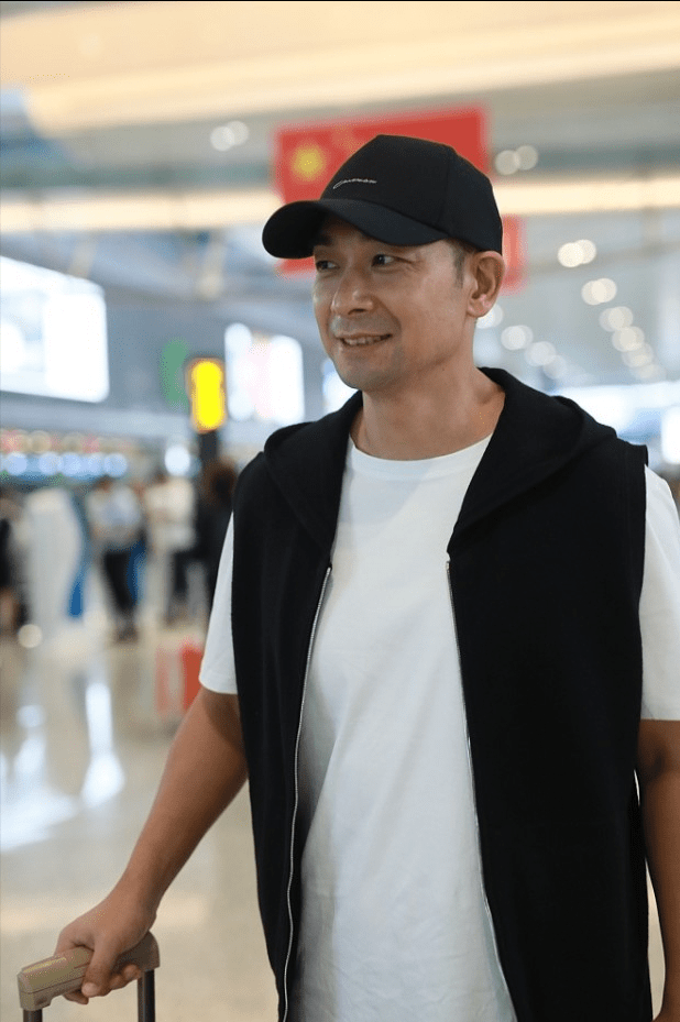 黑色|“功夫明星”赵文卓，50岁身材还挺好，穿简约白T还挺时尚