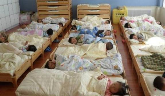 同学|“贪睡宝宝”午睡赖床，老师同学轮番上阵叫起床，网友：有排面