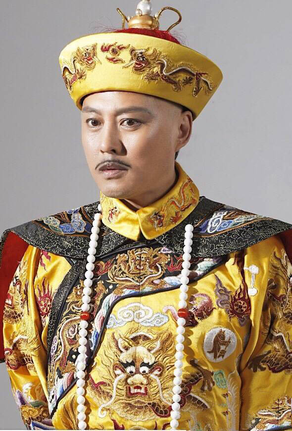 他曾是八七版《红楼梦》中多情的贾琏,形似靳东,戏外却专一深情