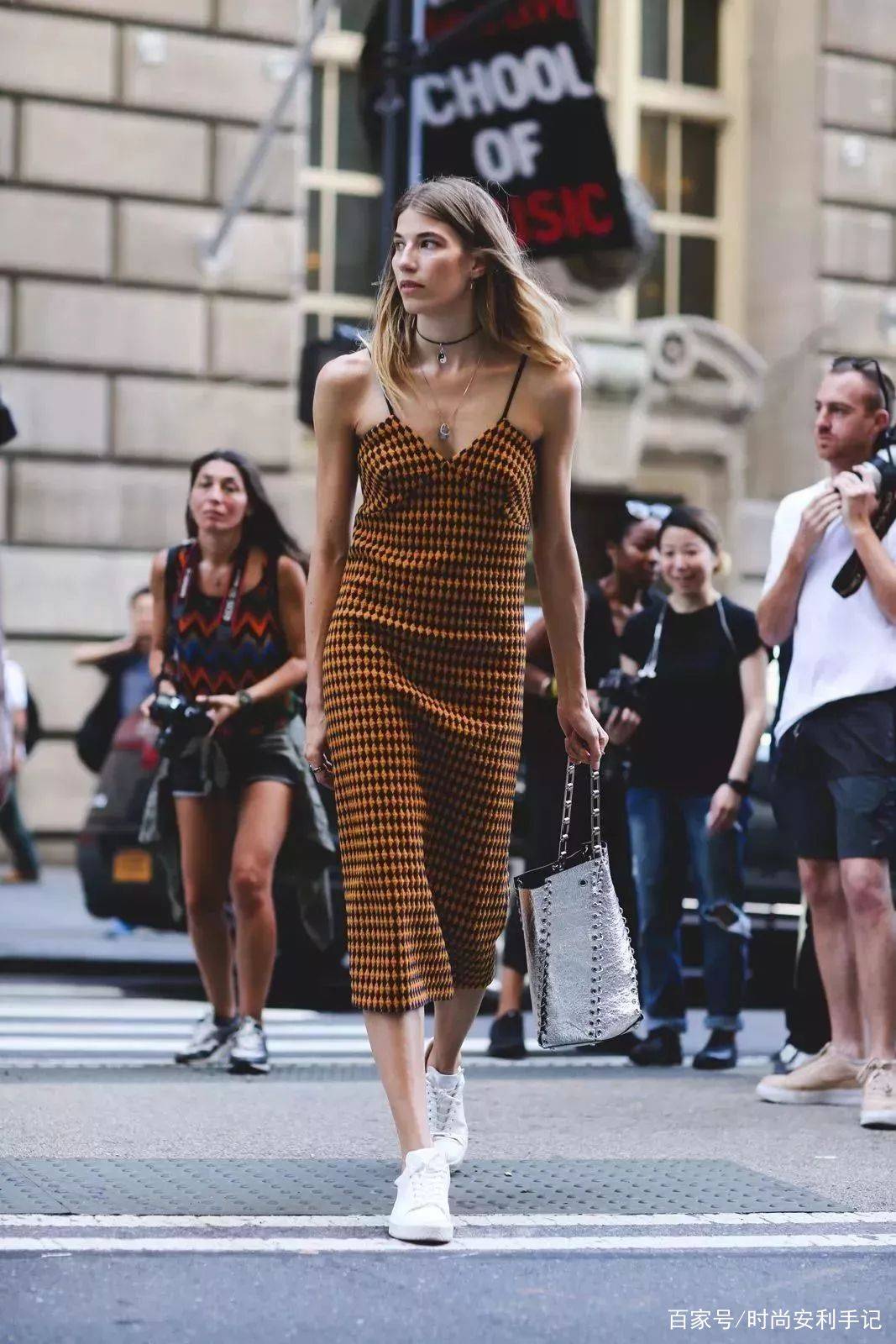 整体|今夏，穿裙子尽量别搭这2双鞋，自以为很时髦，其实显矮还掉档次