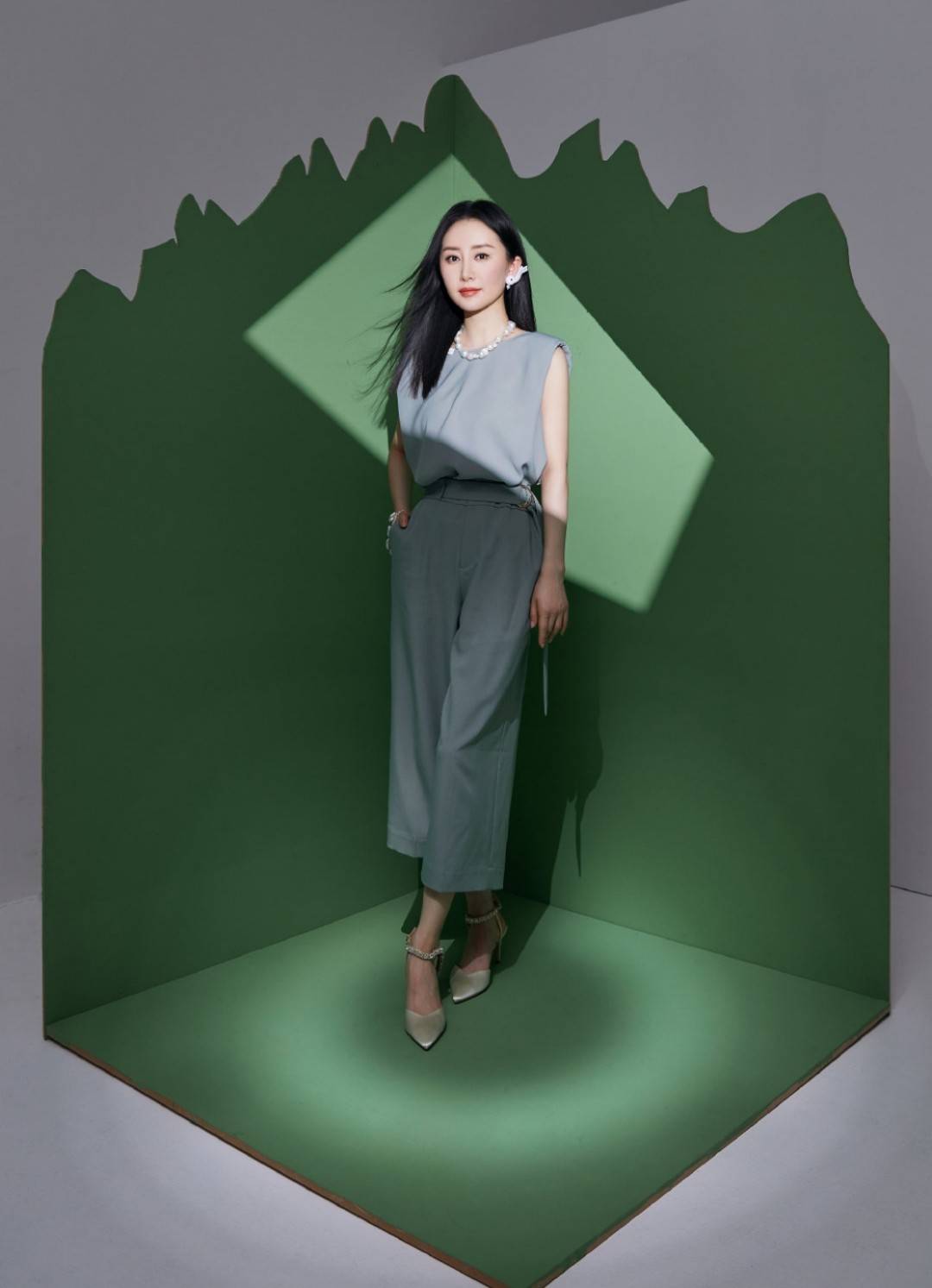 年代|舒畅长相好高级，一身牛仔装有点复古气质，好似90年代港风美人