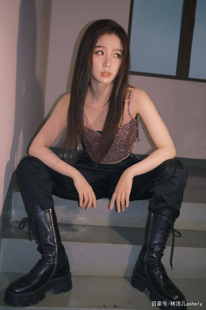 身材|扒完女明星的穿搭,工装风在2021初秋竟然最受宠,分分钟帅翻你