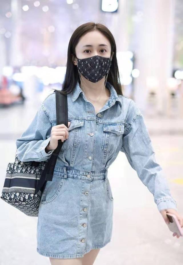 短裙|刘芸奔4了还是好年轻，穿短牛仔裙配皮靴好时髦，这状态气质完全不输小姑娘