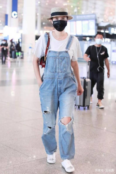 姐妹|宋佳穿搭太会“装嫩”了,用白T恤搭配破洞牛仔裤,就像17岁少女