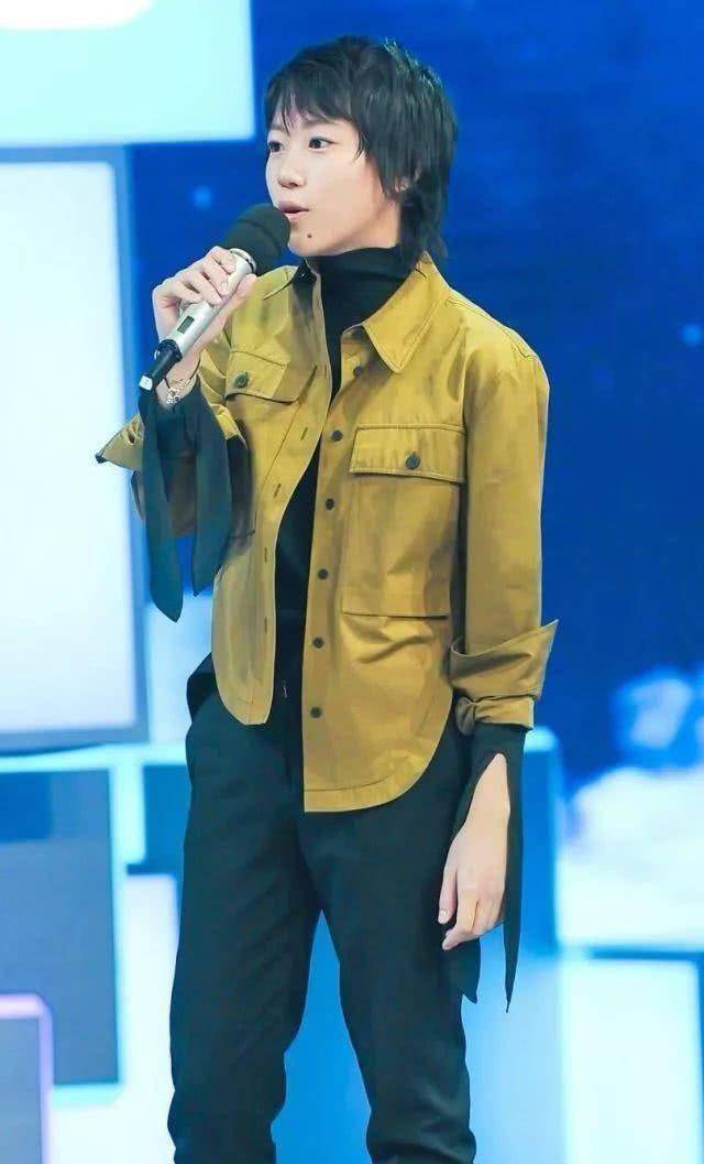黑色|窦靖童的中性穿搭很抢镜，黑色西服套装内搭红色针织衫，又飒又美