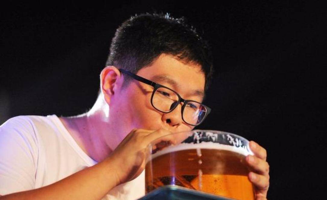 因为|青岛小伙任光超:靠喝酒赢得5辆车、15万奖金,还娶到记者做老婆?