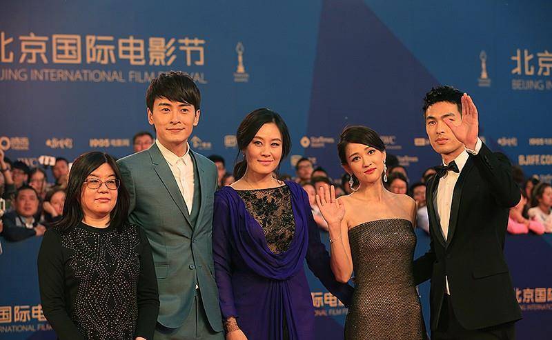 设计|衣服果然要选贵气的,陈乔恩和邬君梅坐在一起,选的礼服很霸气