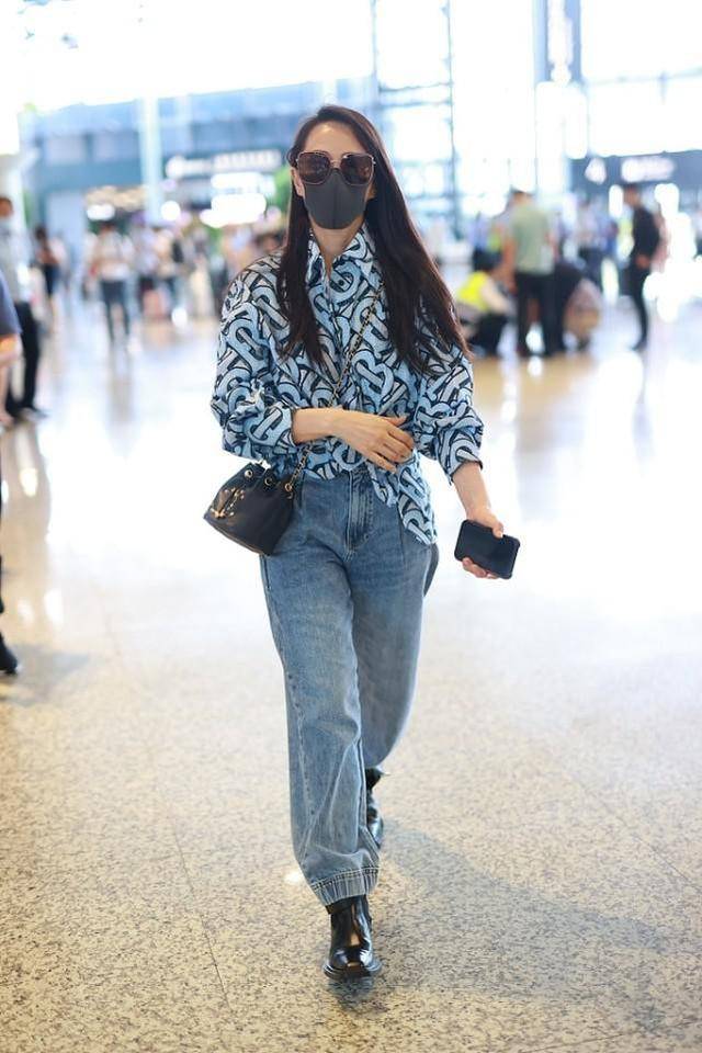 颜色|伊能静穿搭真是优雅派典范，一旁秦昊都只敢看手机，美得让人着迷