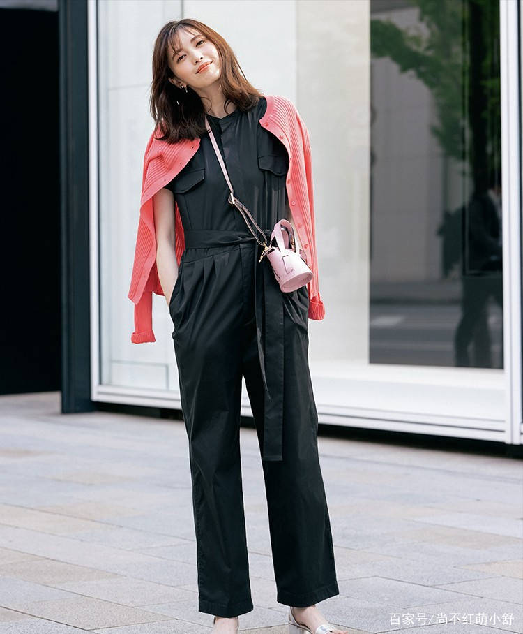 米色|今年突然火了一种新搭配叫:连体裤+基础上衣,越看越心动