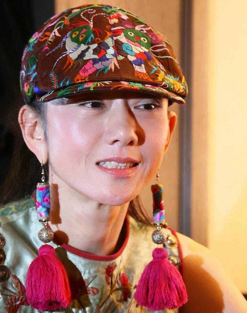 原创杨丽萍10年不摘帽子本以为是装饰品摘下帽子后让人感触良多