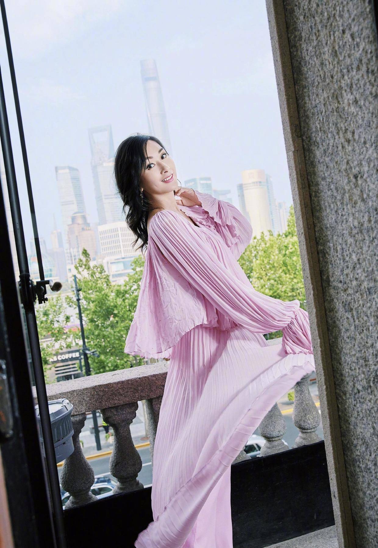 好身材|杨恭如真不像“阿姨辈”，一字肩礼服华丽高级，气场强大不输超模