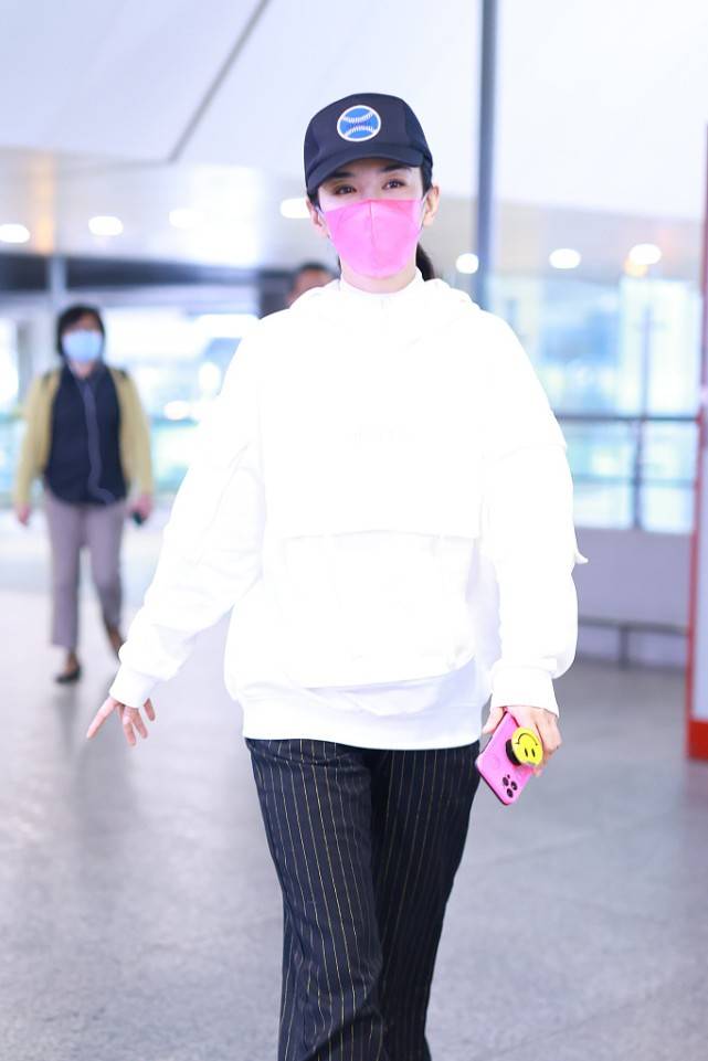 黄奕|黄奕越来越会穿了,四十出头的年纪,竟然也能穿出少女感