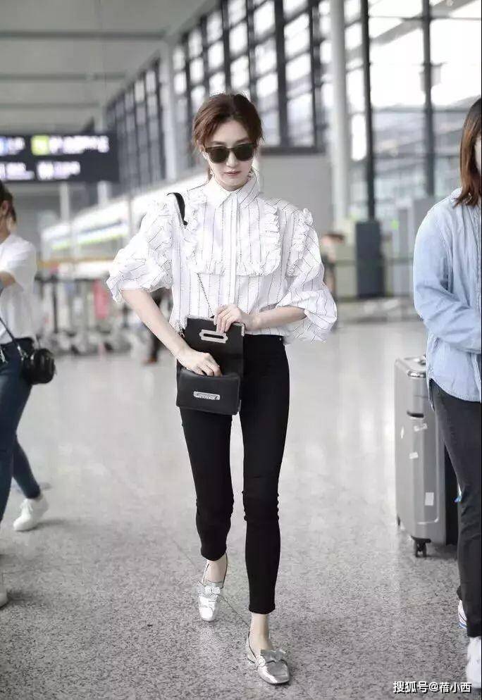 条纹|佘诗曼46岁又如何?穿条纹衬衫配短裤走机场,气质在根本不用扮嫩
