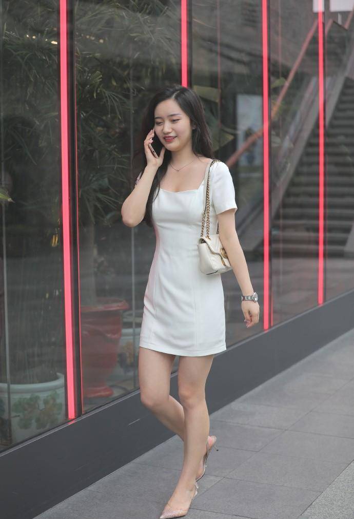 短裙|靓女出街穿搭，选择白色小短裙，轻松展现成熟魅力！