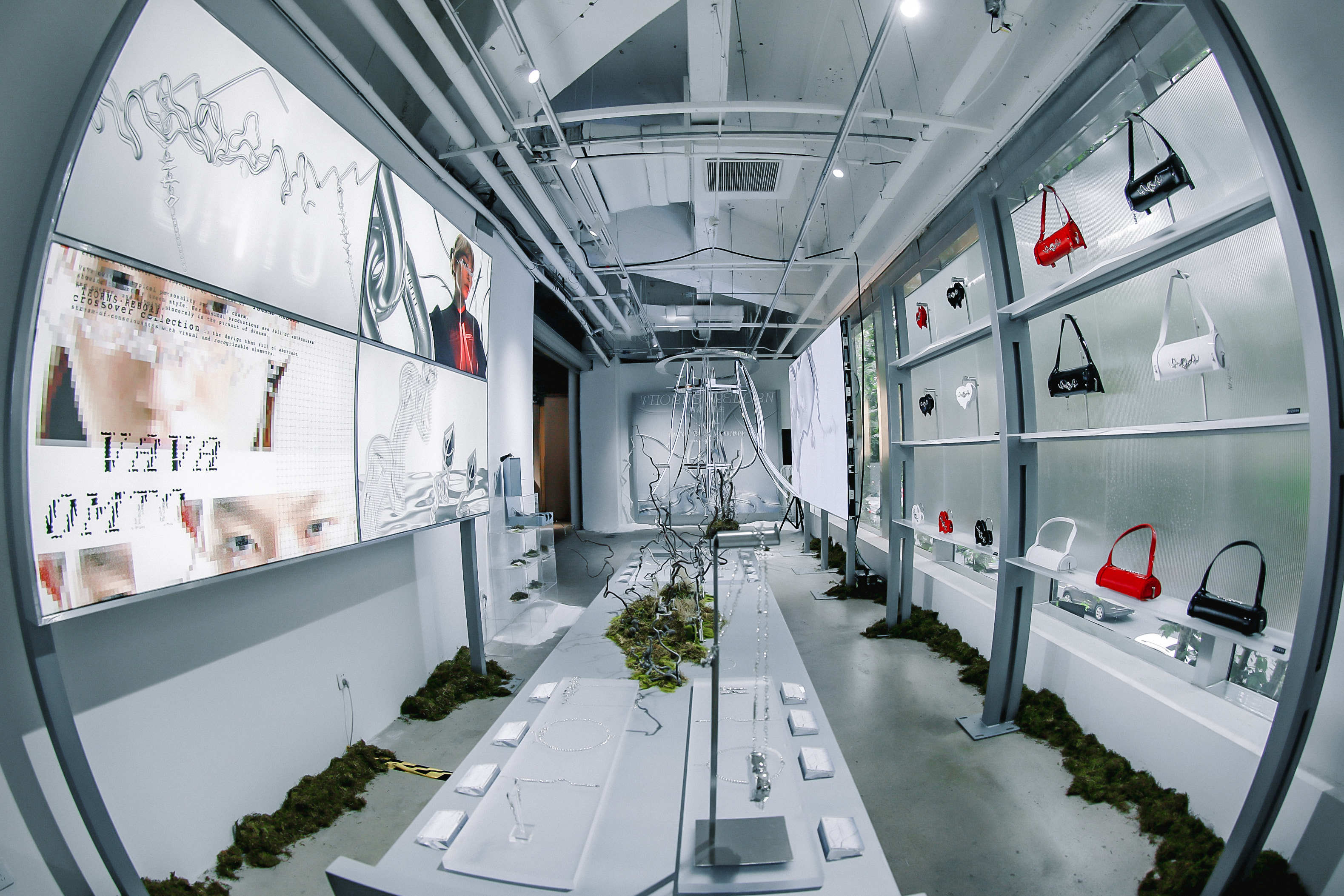 荆棘|设计品牌OMTO 跨界联乘说唱女歌手VaVa毛衍七