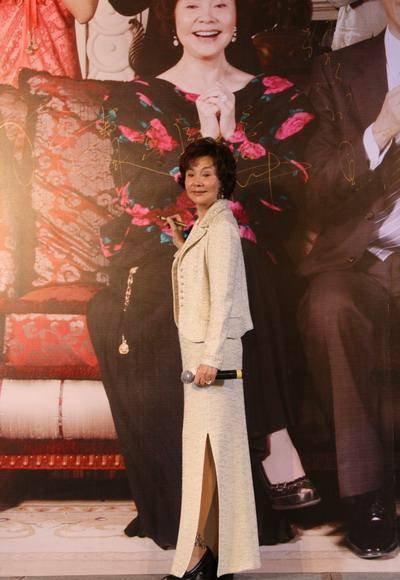 刺绣|老戏骨归亚蕾真洋气！蝴蝶衬衣配刺绣牛仔不像76岁，拖鞋更特别