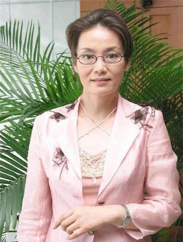 毛衣|老戏骨潘虹,年轻时竟然这么美,时尚的穿搭放到现在也“不过时”