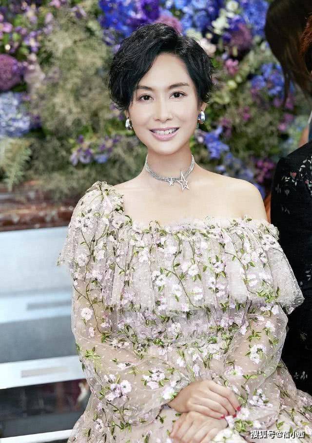 傲人|朱茵完全忽略了大婶的年龄,一身别致穿搭,大胆展现“傲人”身材