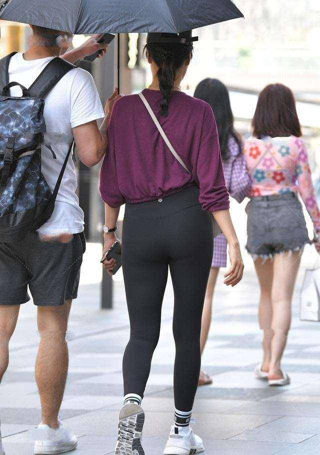 整体|黑色打底裤搭配灰色上衣，会显得腰身，整体视觉效果更加好
