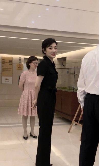 周涛被粉丝围观拍照,53岁素颜也真实,但气质好是央视最美主持!