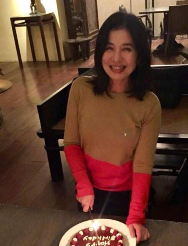 感觉|钟楚红罕见晒照，素颜干黄有白发，真实老去是不漂亮但气质优雅！
