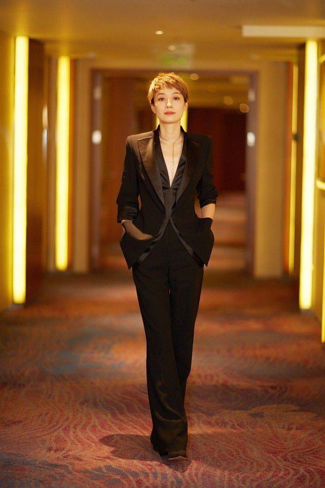 马伊琍|马伊琍“真空法”穿西装,气场看着十分强大,瞬间秒杀众人