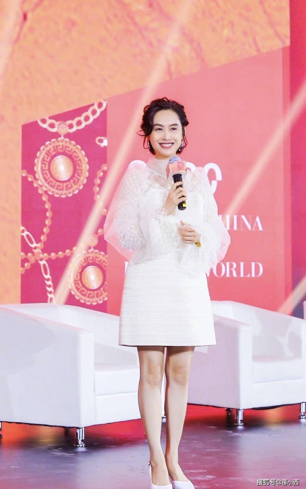 傲人|朱茵完全忽略了大婶的年龄，一身别致穿搭，大胆展现“傲人”身材