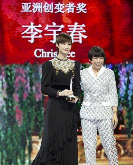 理念|李宇春穿旧礼服走绿毯，鼓励时尚可持续发展，时隔多年同框周笔畅