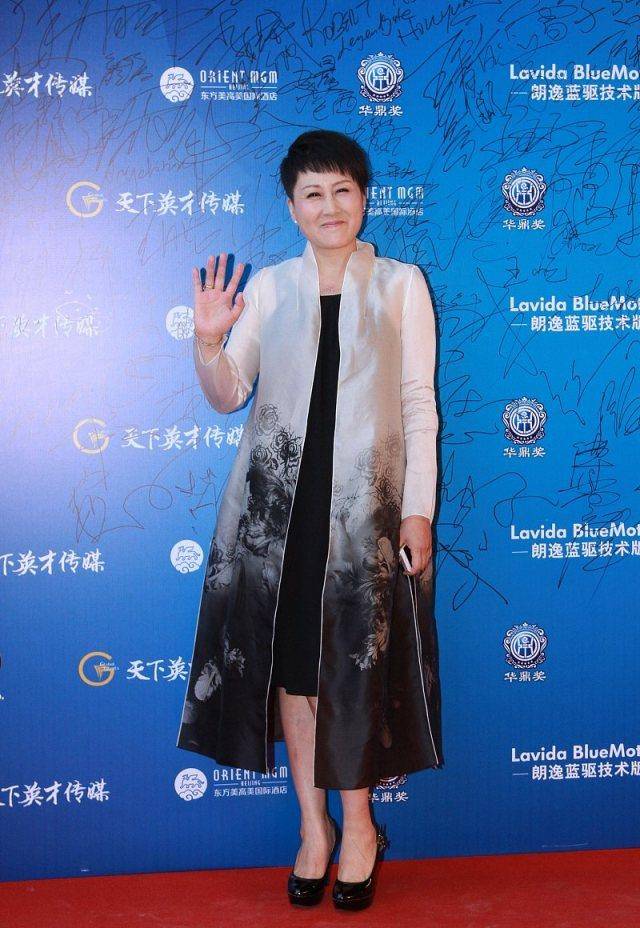 一身|老戏骨“张凯丽”真会穿，一身水墨图案礼服出镜，传统风格好时髦