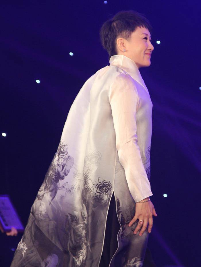 一身|老戏骨“张凯丽”真会穿，一身水墨图案礼服出镜，传统风格好时髦