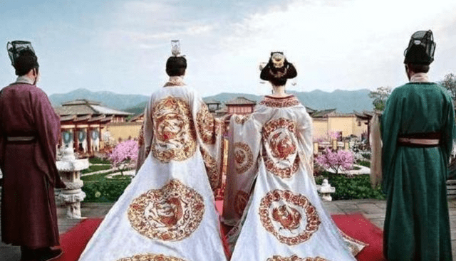 文化|古代女子长裙拖地，难道都不怕弄脏吗？人们都被古装剧误导了！