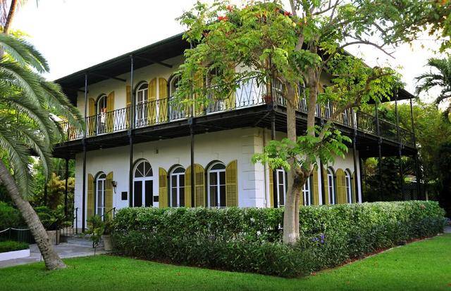 集蓝色的大海,沙滩,阳光为一体的海滩,这里是古巴热带风情著名的旅游