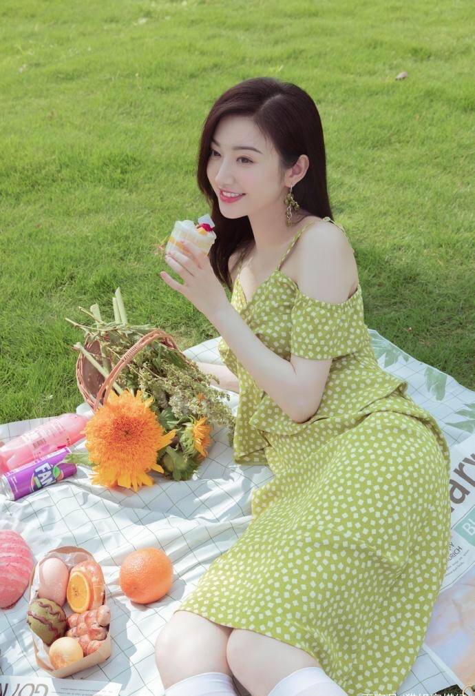 初恋|景甜也有软萌的一面，吊带裙打扮显初恋味，很难信她33岁了