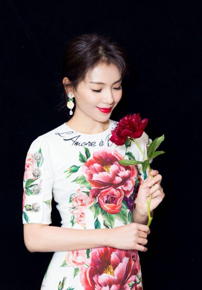 陪衬|40岁的刘涛女人味十足，印花裙秀婀娜身姿，网友：王珂真有福气