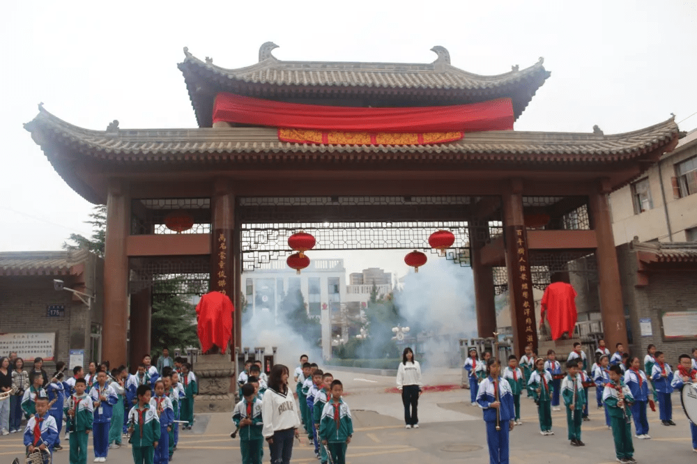 崆峒区西大街小学举行新校区揭牌仪式_平凉市