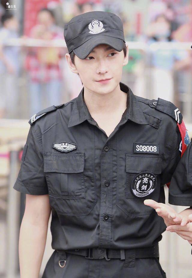 显得|杨洋这是什么操作？保安服也能穿成时尚，粉丝：时尚关键看脸