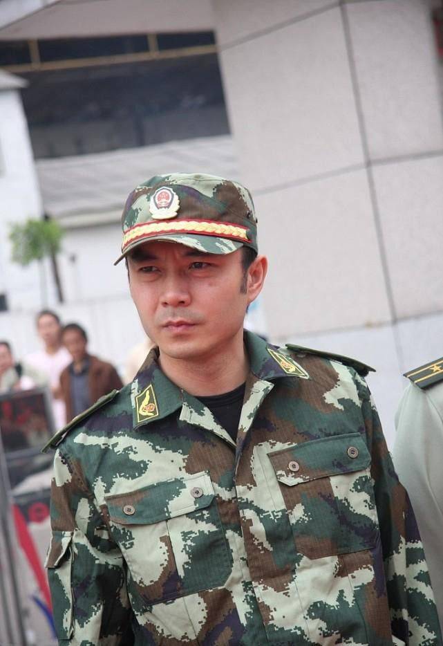 太帅|汪涵一身“军装”也太帅了,穿着迷彩服皱眉头好man,气质真绝了