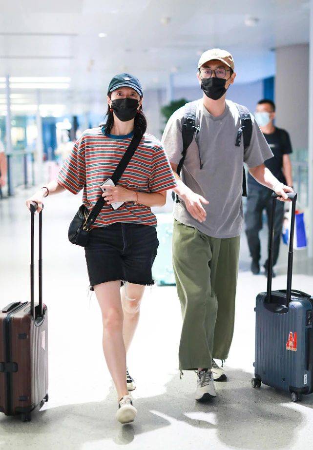 沈佳妮|朱亚文霸气搂妻机场腻歪,沈佳妮眼窝凹陷,穿骑行裤暴露身材短板