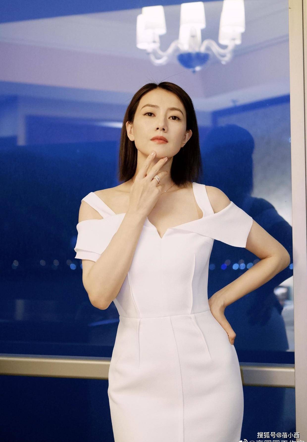 魅力|高圆圆终于换风格，穿荧光绿背心裙再套半身裙，连气质都变洋气了