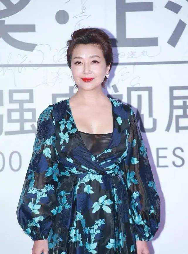 身材|江珊越老越惊艳，一袭蓝色连衣裙自带“高贵感”，53岁福气满满