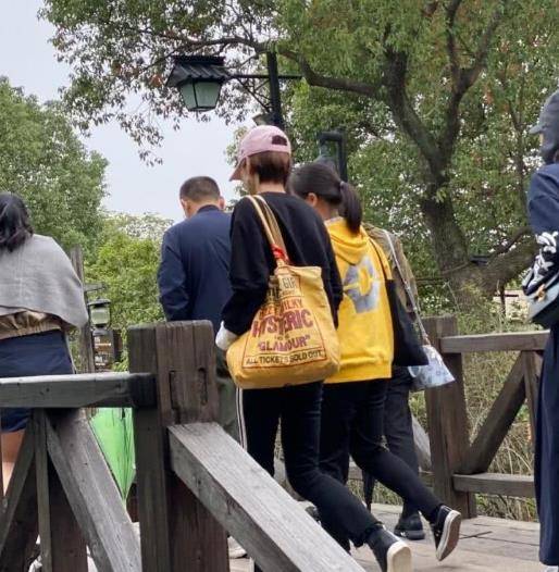 马伊琍|马伊琍梅婷乌镇同游，穿休闲服晒自拍，老戏骨少女颜