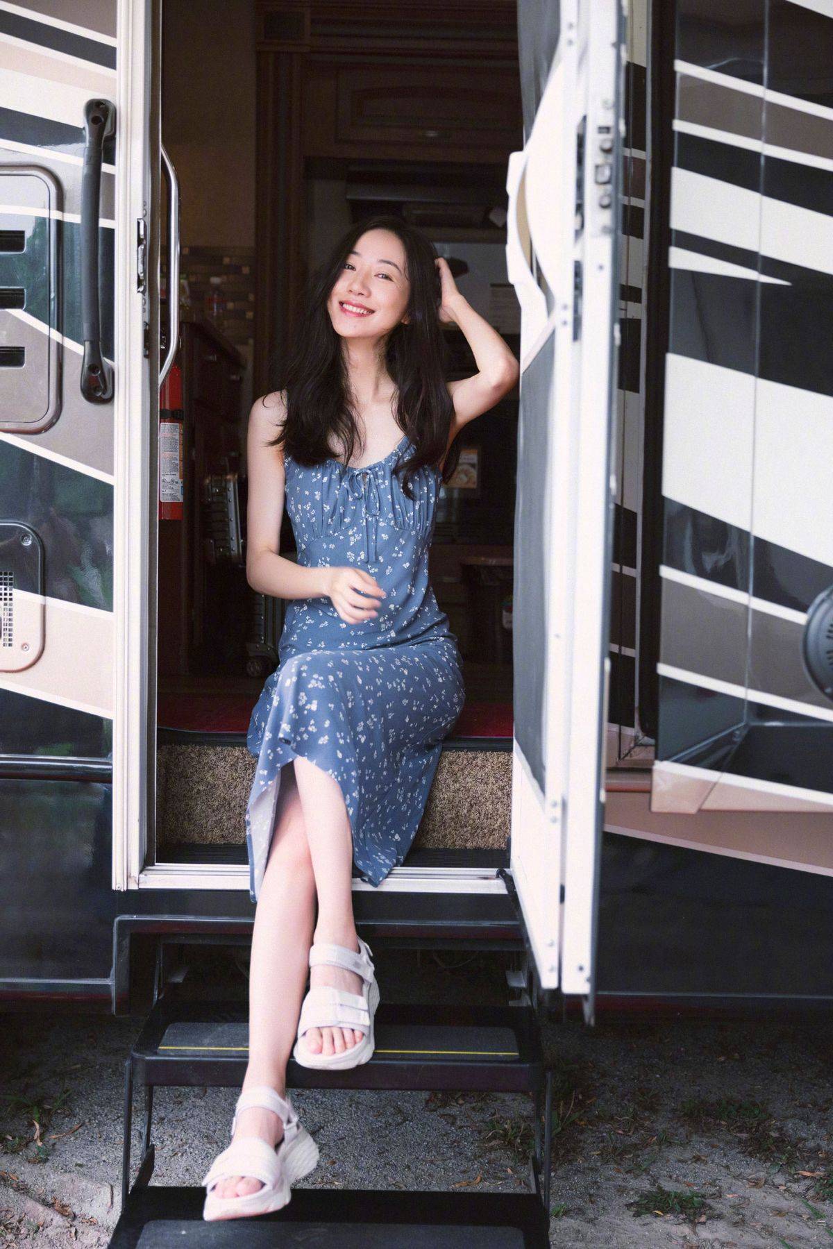 西裤|韩雪这样穿真新潮,小腿袜+西裤短裤秀时尚,配双拖鞋有点看不懂