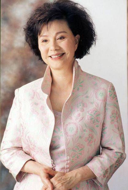 刺绣|老戏骨归亚蕾真洋气!蝴蝶衬衣配刺绣牛仔不像76岁,拖鞋更特别